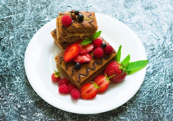 Chocolate Sponge Cake Cream Fresh Berries Summer Dessert Textured Gray — Stock Photo, Image