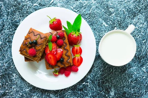 Schokoladenbiskuit Mit Frischen Beeren Und Einer Tasse Milch Sommer Dessert — Stockfoto