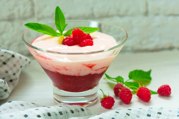 Iogurte Com Mousse Baga Decorada Com Framboesas Hortelã Uma Mesa — Fotografia de Stock