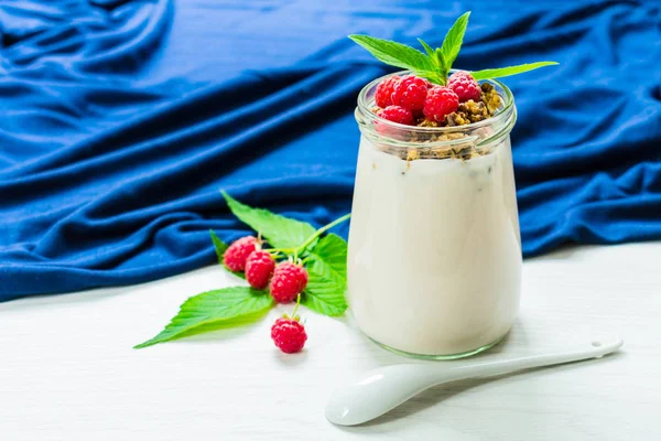 Yaourt Aux Framboises Muesli Décoré Feuilles Menthe Dans Petit Bocal — Photo