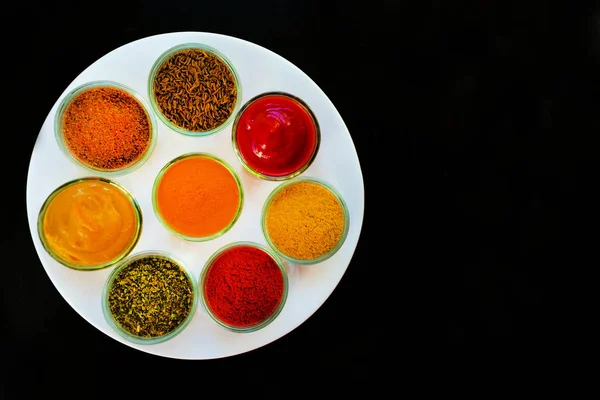 Krydder Urter Hvit Tallerken Indisk Kjøkken Pepper Salt Paprika Karri – stockfoto