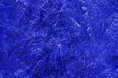 Alçı dokulu duvar dokusu açık mavi renkte boyanmıştır. Arka plan