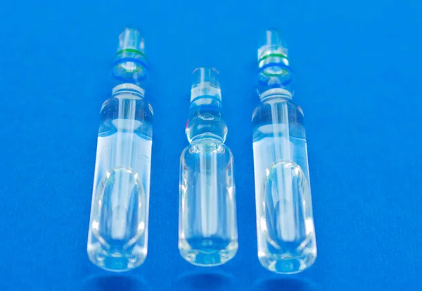 Три Скляні Ампули Розчином Інфекційного Крупним Планом Синьому Фоні — стокове фото