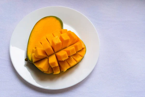 Ripe Mango Diced White Plate Copy Space — Stock Photo, Image