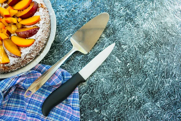 Biskuitkuchen Mit Pfirsichen Und Pflaumen Auf Schwarzem Hintergrund Kochen Dissertiert — Stockfoto