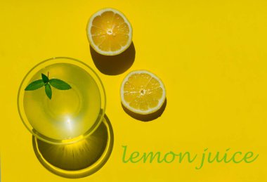 Limon suyu sarı bir arka plan üzerinde izole edilir. Yukarıdan bak. Kopyalama alanı.
