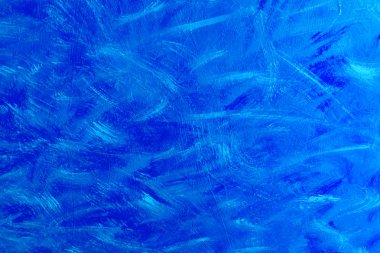  Tuval üzerine soyut boya dokusu, koyu mavi renkte arka plan.