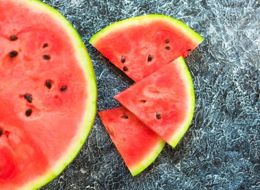 Dilimlenmiş karpuz, düz döşeme, siyah arka plan üzerinde üst görünümü.