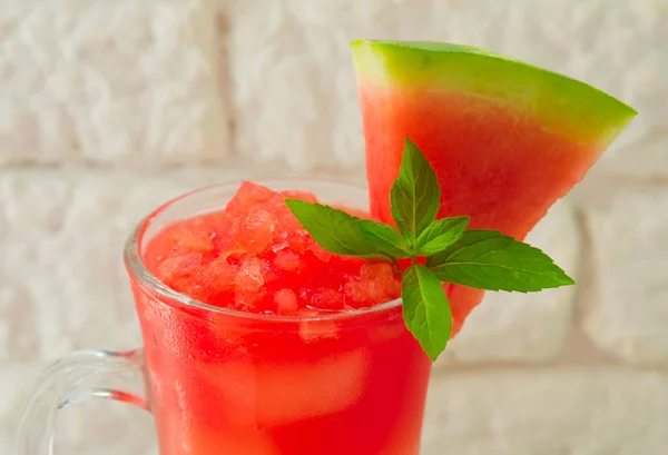 Refrescante Batido Sandía Vaso Con Una Hoja Menta Sobre Fondo — Foto de Stock