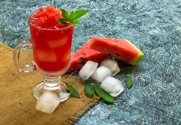 Verfrissende Watermeloen Smoothie Een Glas Een Blad Van Mint Een — Stockfoto
