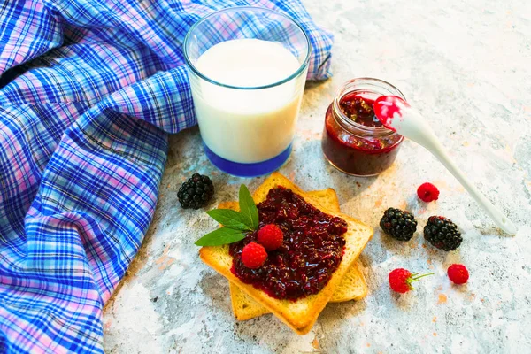 Ein Glas Milch Und Ein Toaster Mit Marmelade Frühstückskonzept — Stockfoto