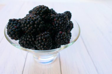 Bir cam tabak yakın çekim taze böğürtlen.