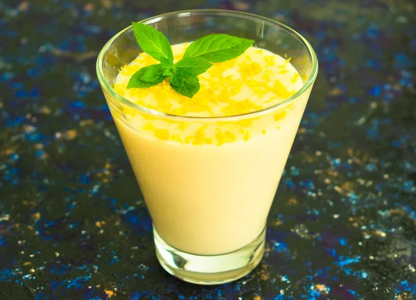 Vanillemousse Oder Pudding Mit Zitronenschale Und Minze Einem Hohen Glas — Stockfoto