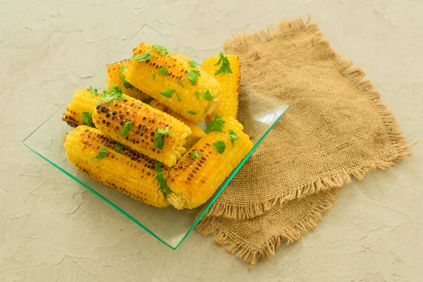 Sült Kukorica Grill Gyógynövényekkel Egy Üveglap Szürke Háttér — Stock Fotó