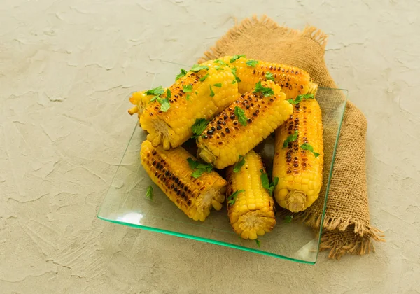 Sült Kukorica Grill Gyógynövényekkel Egy Üveglap Szürke Háttér — Stock Fotó
