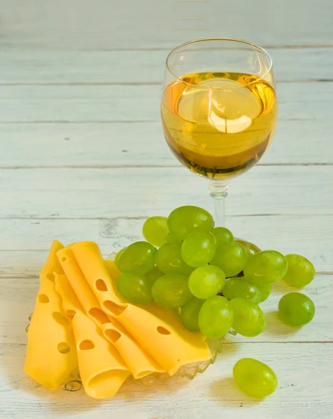Verre Vin Blanc Raisins Fromage Sur Une Assiette Sur Fond — Photo
