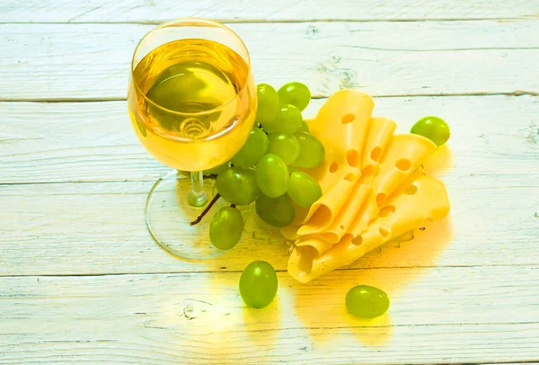 Bicchiere Vino Bianco Uva Formaggio Piatto Uno Sfondo Legno Bianco — Foto Stock