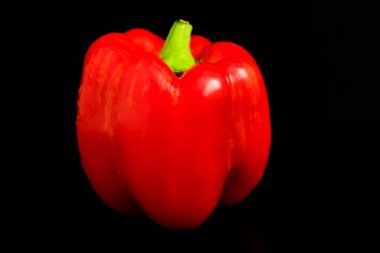  Taze sebze siyah bir arka plan üzerinde tatlı kırmızı biber. Close.