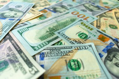 Farklı mezheplerin Amerikan banknotları. Dolars'dan arka plan.
