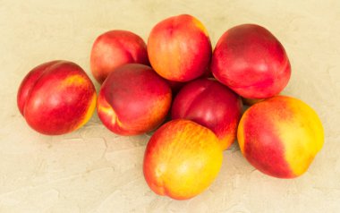 Gri arka planda taze şeftaliler.