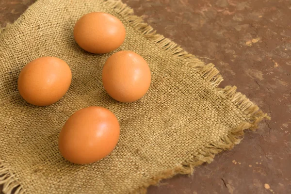Masada taze tavuk yumurtası.