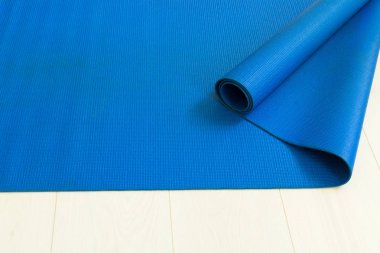 Yukarıdan mavi yoga mat görünümü. Yoga kavramı.