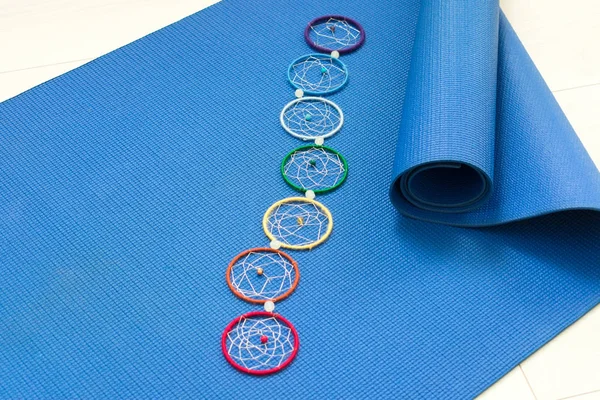 Mavi yoga mat ve yedi çakra dekorasyon. Yoga konsepti.