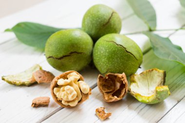 Beyaz ahşap bir masa üzerinde kabuklu ceviz. Sağlıklı bir diyet kavramı. Close.