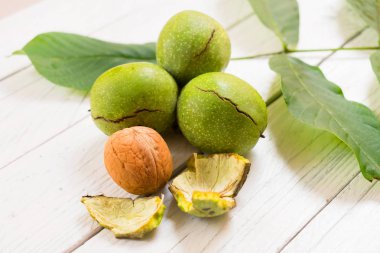  Beyaz ahşap bir masa üzerinde kabuklu ceviz. Sağlıklı bir diyet kavramı. Close.