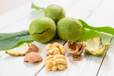  Beyaz ahşap bir masa üzerinde kabuklu ceviz. Sağlıklı bir diyet kavramı. Close.