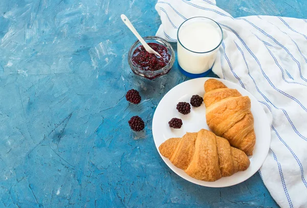 Färska Croissanter Med Sylt Och Ett Glas Mjölk Ljusblå Bakgrund — Stockfoto