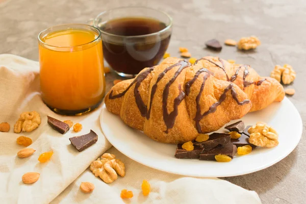 Zwei Schoko Croissants Rosinen Nüsse Eine Tasse Kaffee Und Ein — Stockfoto