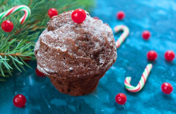 Muffin Chocolate Casero Navidad Decorado Con Bayas Rojas Dulces Fondo —  Fotos de Stock