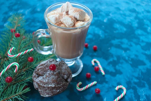 Muffin Chocolate Casero Navidad Decorado Con Bayas Rojas Vaso Cacao —  Fotos de Stock