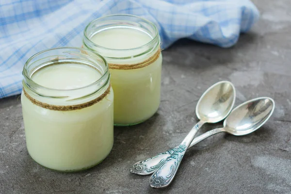 Řecký Jogurt Skleněných Skleničkách Lžíci Šedém Podkladě — Stock fotografie