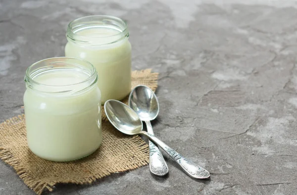 Due Vasetti Yogurt Naturale Cucchiaini Fondo Grigio Concetto Pasto Sano — Foto Stock