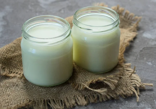 Yogur Natural Frasco Sobre Fondo Gris Concepto Una Comida Saludable —  Fotos de Stock