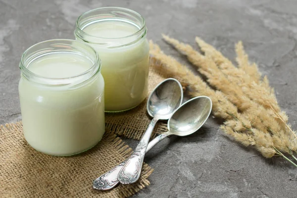 Due Vasetti Yogurt Naturale Cucchiaini Fondo Grigio Concetto Pasto Sano — Foto Stock