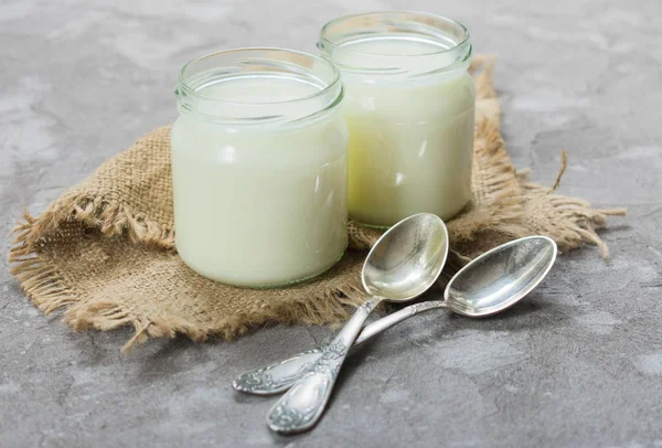 Due Vasetti Yogurt Naturale Cucchiaini Fondo Grigio Concetto Pasto Sano — Foto Stock