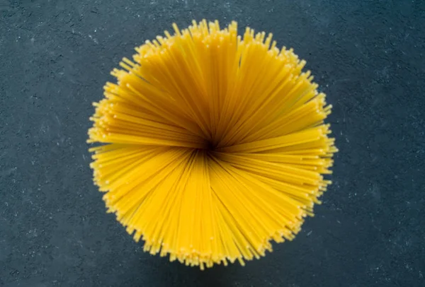 Жовтий Довгий Спагетті Чорному Фоні Жовта Італійська Паста Сирі Спагетті — стокове фото