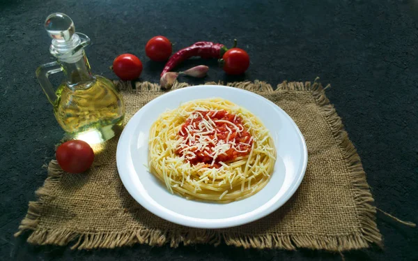 Makaron Pikantnym Sosem Pomidorowym Parmean Pasta Chiffery Rigati Czarnym Tle — Zdjęcie stockowe