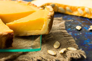 Bir parça balkabağı turtası. Şükran Günü pastası. Geleneksel sonbahar pastası.