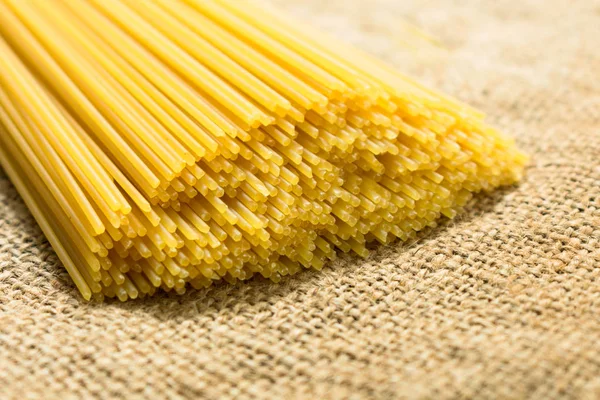 Lång Spaghetti Bakgrund Naturliga Tyg Gul Italiensk Pasta Spaghetti Bolognese — Stockfoto