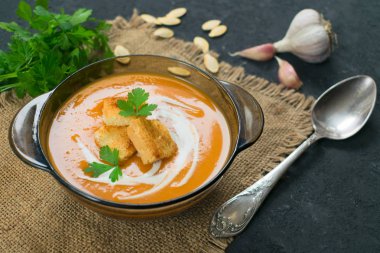  Kabak ve kremalı püre çorbası. Close. Sonbahar menüsü kavramı.