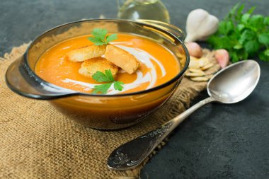  Kabak ve kremalı püre çorbası. Close. Sonbahar menüsü kavramı.