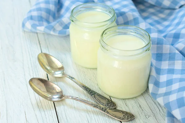 Řecký Jogurt Skleněných Skleničkách Lžíci Modrém Pozadí Koncepce Zdravého Jídla — Stock fotografie