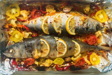  Bir fırın kabında sebze ve limon ve baharat ile pişmiş balık. Close.