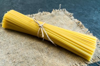  Siyah desenli halatla bağlanmış spagetti makarnası. Uzayı kopyala Spagetti ambalaj konsepti.