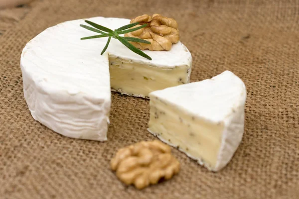 Camembert Käse Mit Kräutern Dekoriert Mit Einem Zweig Rosmarin Und — Stockfoto