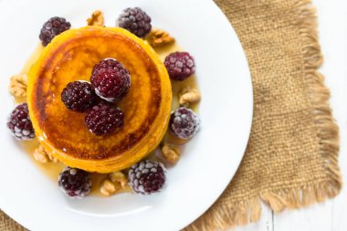 Akçaağaç şurubu, böğürtlen ve fındıklı balkabaklı krep. Mevsimlik (sonbahar) kahvaltı. Üst görünüm.